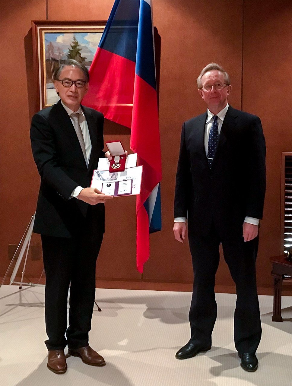 「ドストエフスキーの星」勲章授賞式でミハイル・ガルージン駐日ロシア大使（右）から勲章を授与された亀山氏　2021年12月2日　亀山氏提供