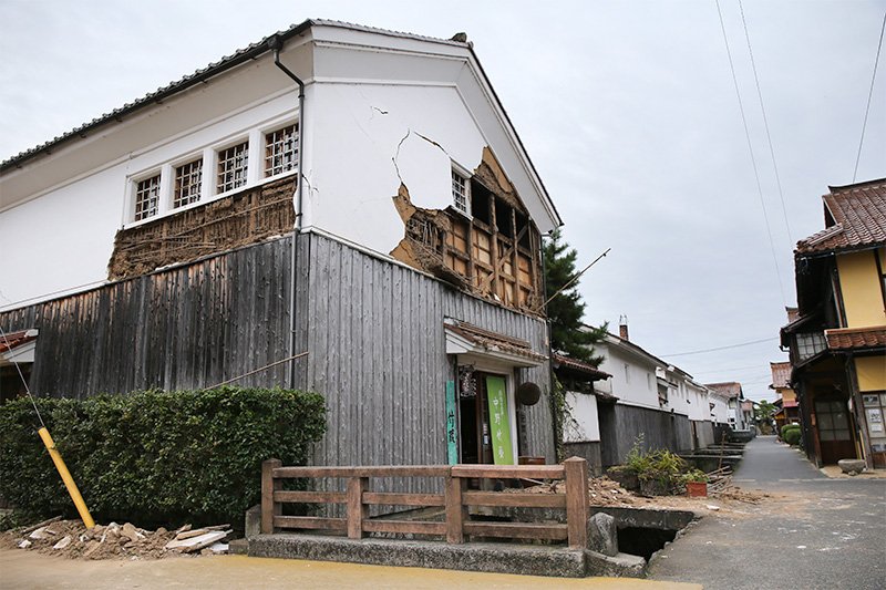 Un almacén de paredes blancas, un edificio popular entre los turistas, muestra desperfectos después del terremoto en Kurayoshi, en la prefectura de Tottori, el 22 de octubre de 2016. (© Jiji)