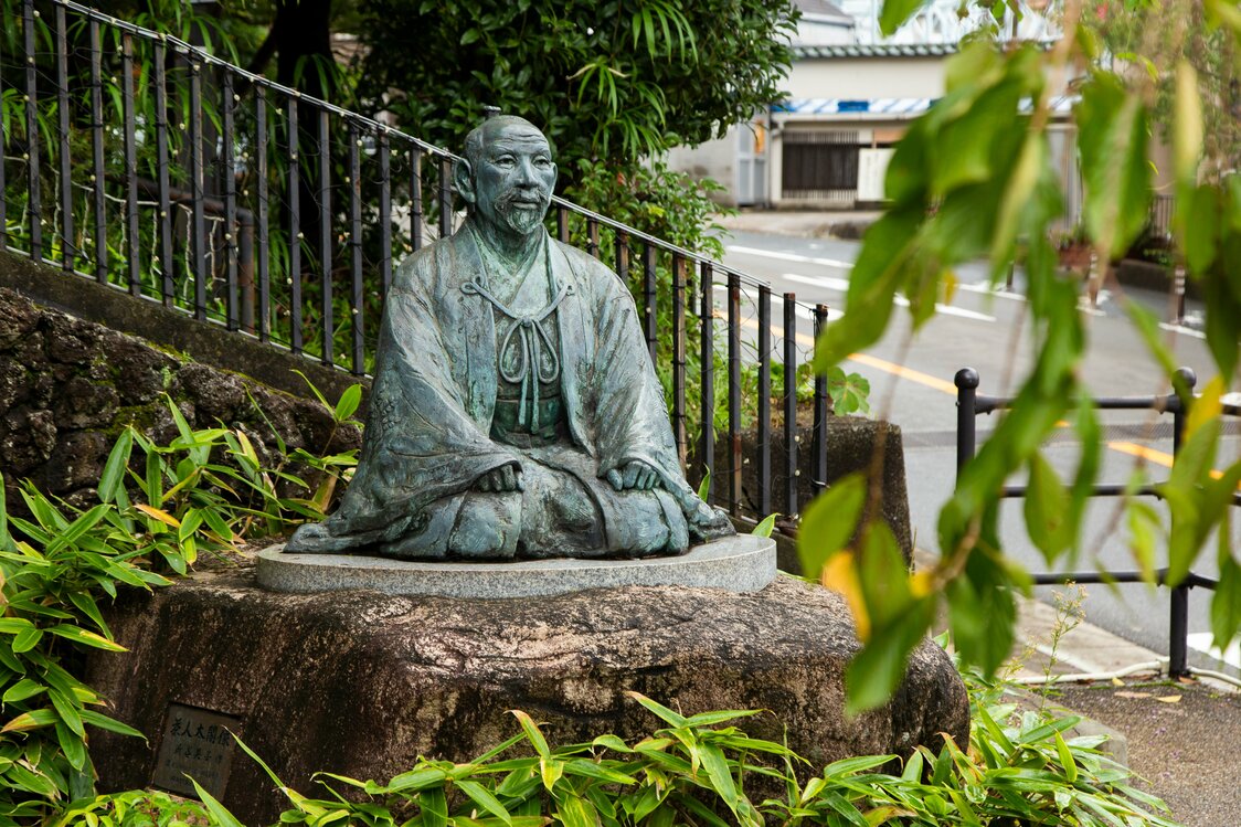 伫立在有马川太閤桥畔的秀吉像