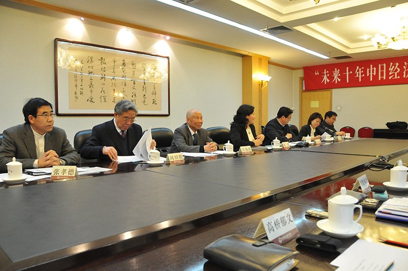 左より張孝徳氏、周紹朋氏、汪海波氏、董青氏、張占斌氏、通訳者2名