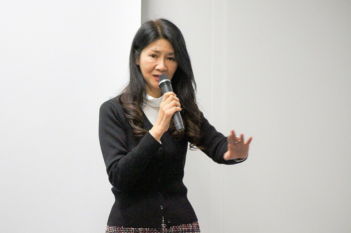 ハングル文学翻訳家の斎藤真理子氏（nippon.com高橋郁文撮影）