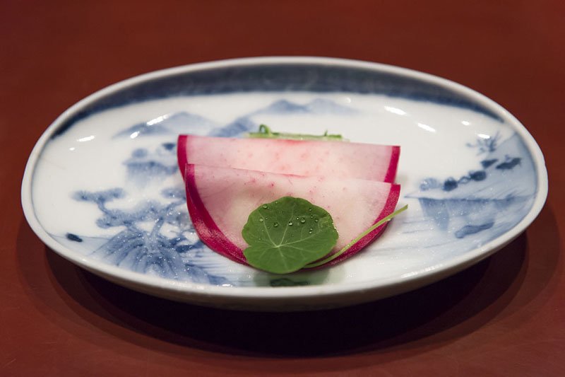 Uno de los platos del menú en el que únicamente se sirven verduras está inspirado en el dulce tradicional hanabiramochi. Lleva batata o boniato de Yamato envuelto en rábano rojo.