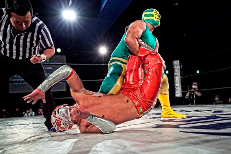 إل ايخو دي فيشمان (”ابن فيشمان“) يقوم بحركة الـ leglock ضد هاريكان كيد خلال حدث ”Fukumen Mania 20“ والذي جرى في شينجوكو فيس. (الصورة من رودريغو رييس مارين)