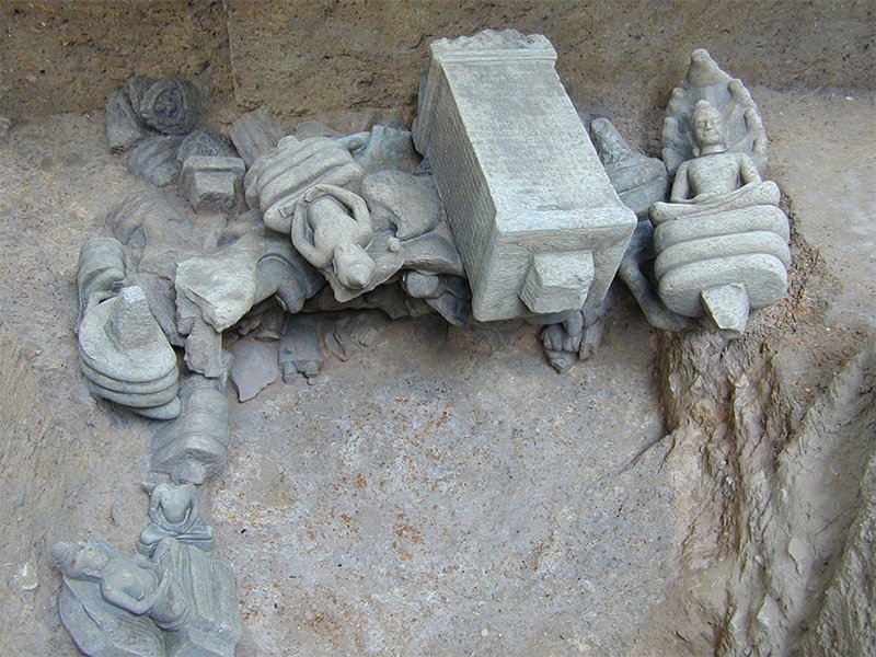 Statues de bouddha exhumées (photo : Université Sophia)