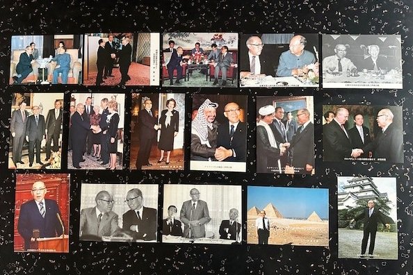 伊東正義氏が直筆で支援者らに送った写真入りはがきの数々=筆者撮影