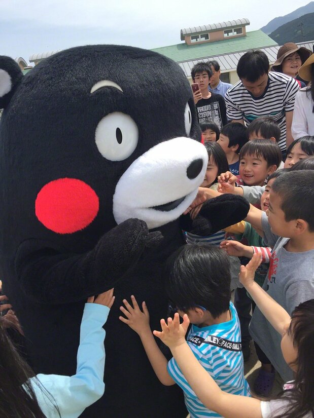 熊本地震の被災地・西原村のにしはら保育園を訪問し、園児たちにもみくちゃにされるくまモン=2016年5月5日(熊本県提供)