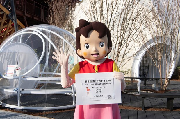 Heidi guides visitors on an hour-long tour of the pavilion. (© Nippon.com)