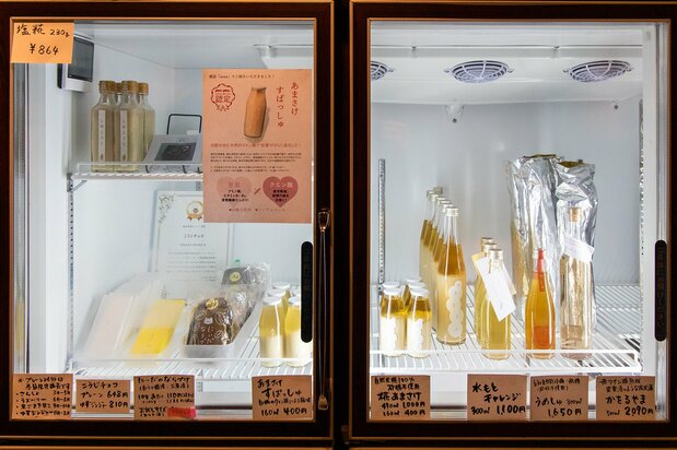 女将が生み出した発酵食品。人気の「こうじチョコ」（左下）は、全国のナチュラルローソンでも販売されている