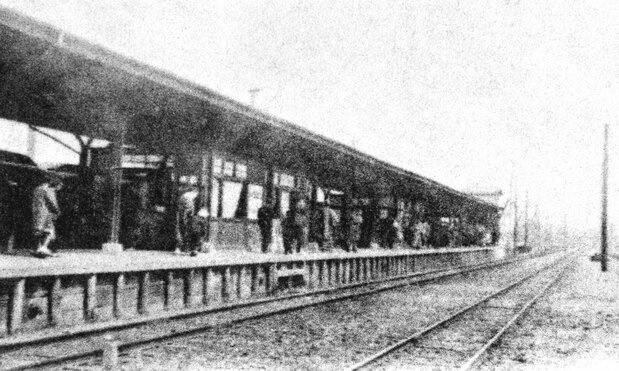 El andén de la estación en 1925. (Colección del Museo del Ferrocarril)