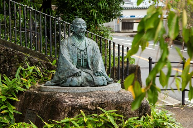 Une statue de Hideyoshi au pied du pont Taikô sur la rivière Arima.