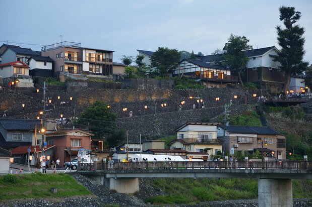 Lanterns light up a slope at dusk. (© Haga Library)