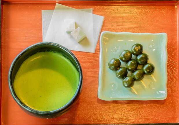 宇治市の通圓の抹茶と茶だんごのセット(藤原智幸撮影)