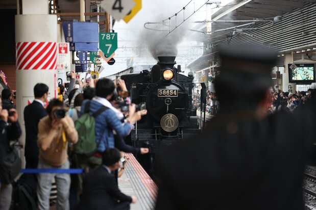 ラストラン式典での「SL人吉」=2024年3月23日、JR博多駅(JR九州提供)