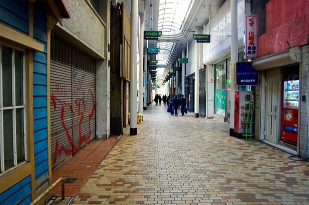 In provincial cities, “shuttered streets” where many of the shops have gone out of business are increasing.