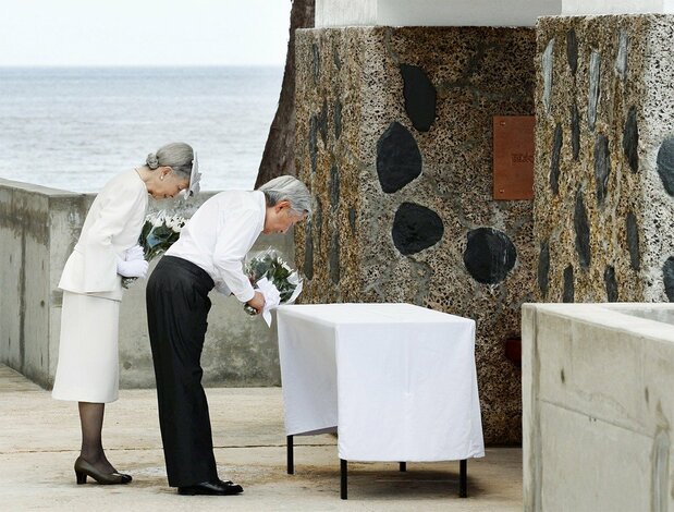 L’empereur Akihito et l’impératrice Michiko déposent des fleurs devant un cénotaphe à Peleliu, le 9 avril 2015, en hommage aux victimes des combats entre forces japonaises et américaines. (© Jiji)
