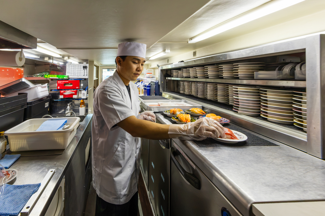 The lower deck is a dedicated kitchen space. (© Nippon.com)