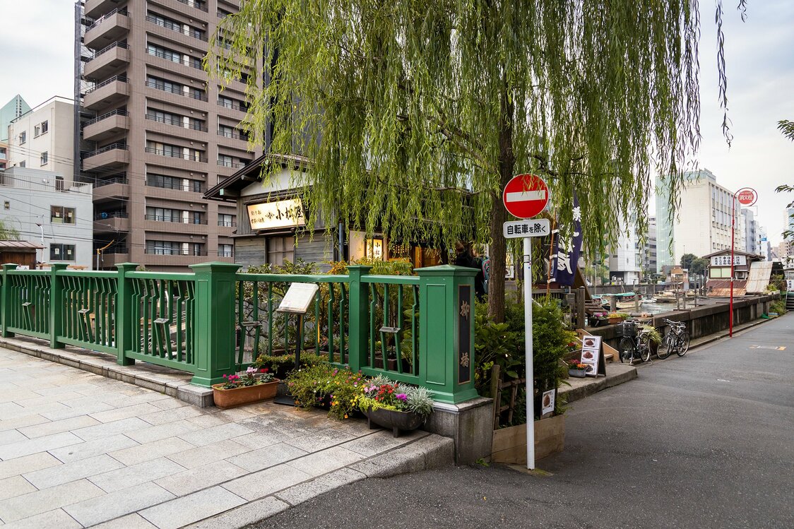 柳橋のたもとにある1881（明治14）年創業のつくだ煮店「小松屋」