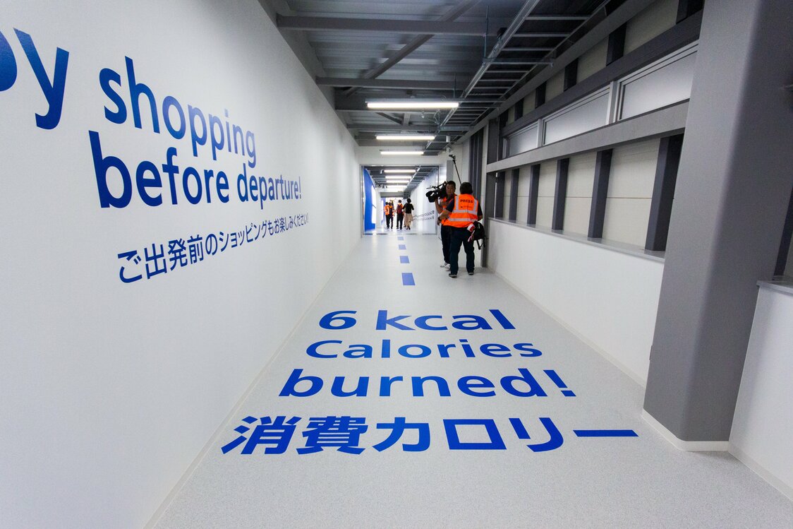 簡素ともいえる長い通路に、楽しませる工夫がちりばめられている