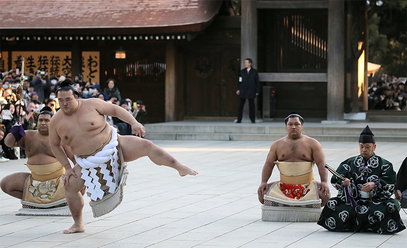 Kisenosato (second from left) performs the dedicatory dohyō-iri at Meiji Shrine in Tokyo on January 27 after his promotion to yokozuna. Takayasu (left) is sword-bearer and Shōhōzan (third from left) is the tsuyuharai (dew sweeper).