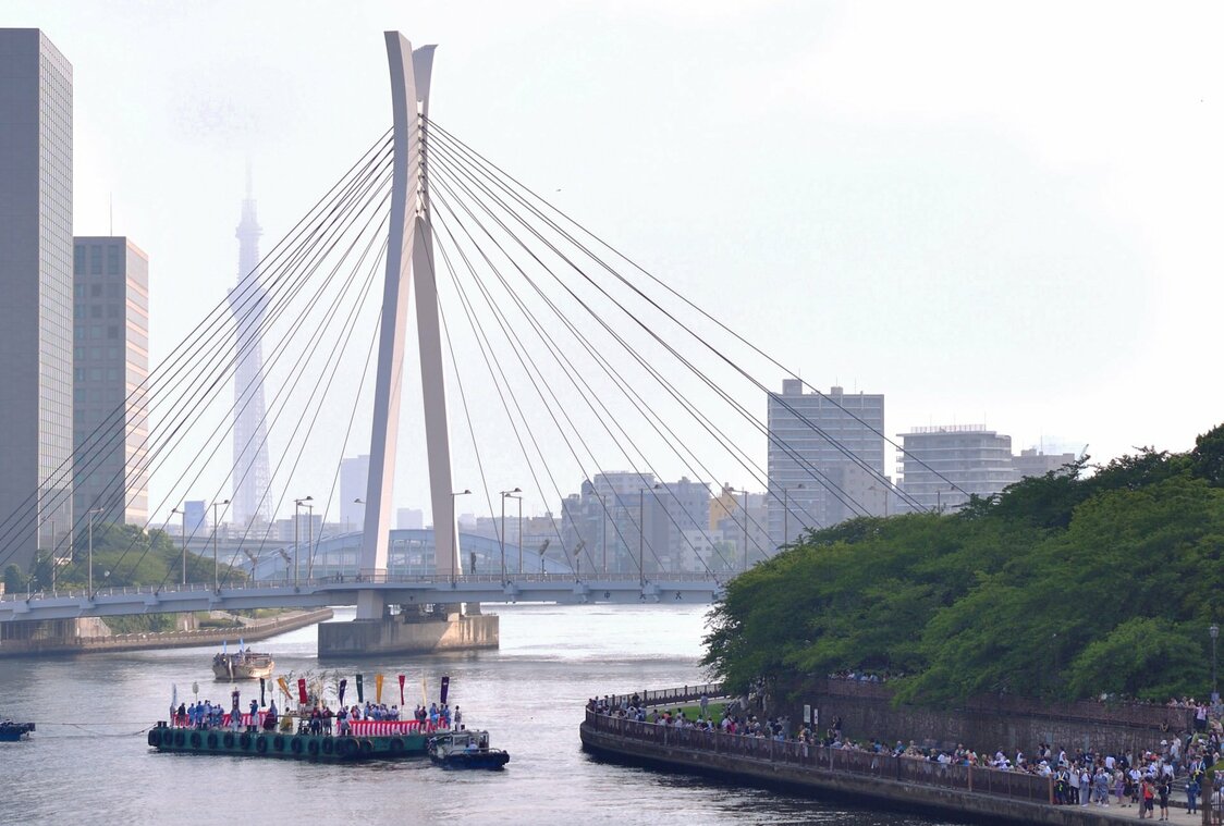 斜張橋の中央大橋やスカイツリーを背景にする現代の船渡御も見応えがある