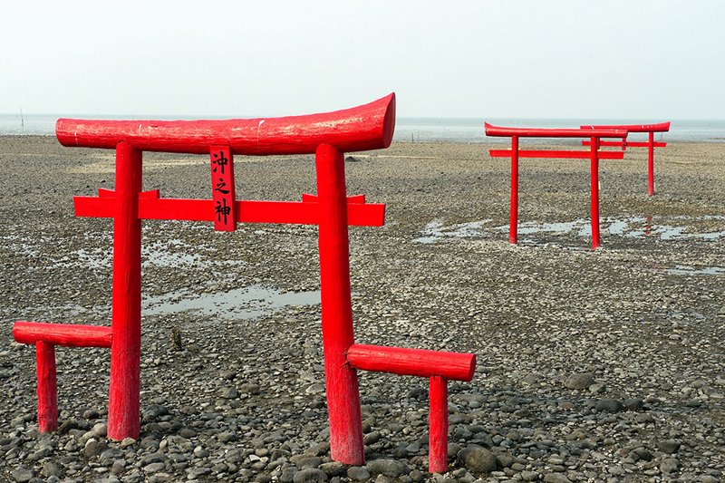 Cuando baja la marea, los visitantes pueden observar de cerca los torii.