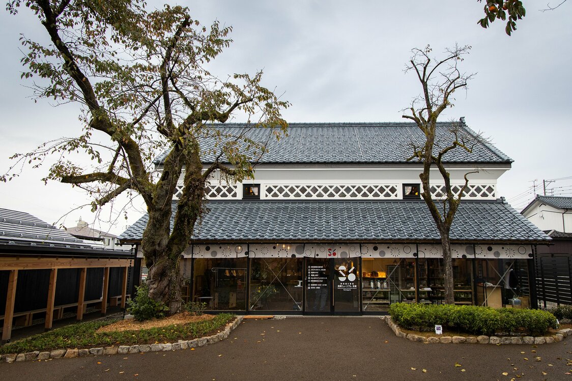 摂田屋の観光拠点となる「米蔵」。左の通路の奥には、市営摂田屋駐車場が隣接する
