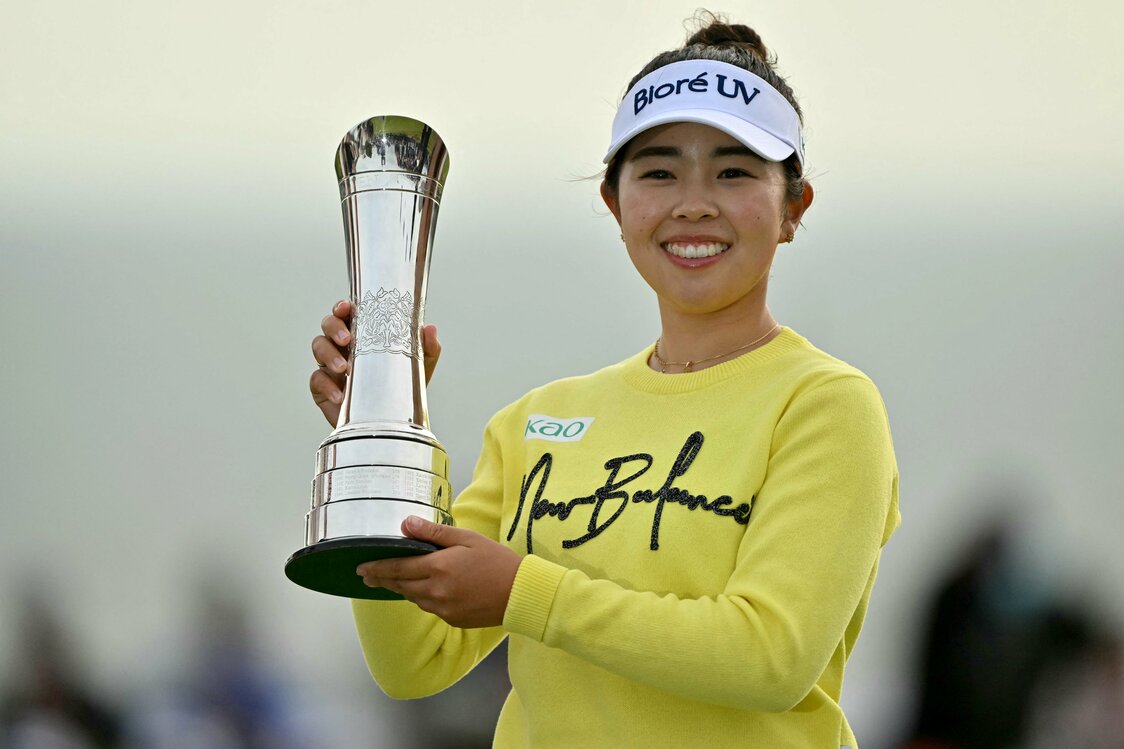 全英女子オープンゴルフで優勝し、トロフィーを掲げる山下美夢有＝2025年8月3日、英ウェールズ・ロイヤルポースコールGC（AFP=時事）
