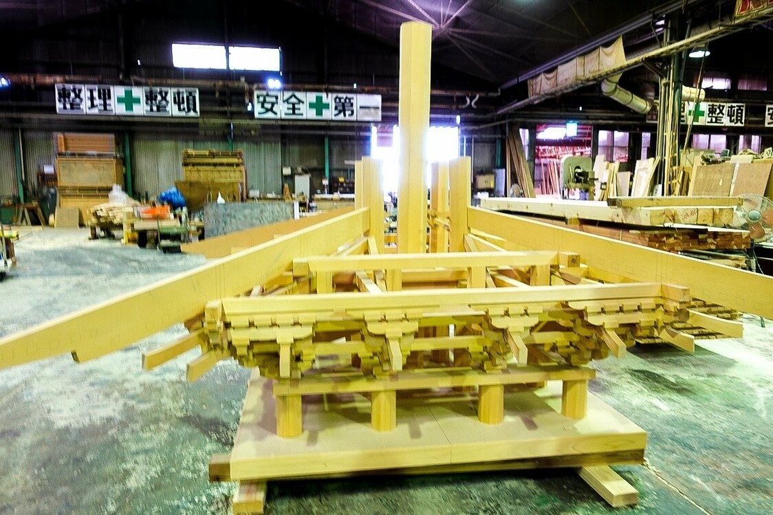 縮小版的寺塔模型，展現金剛組最擅長的斗栱工法（筆者攝影）