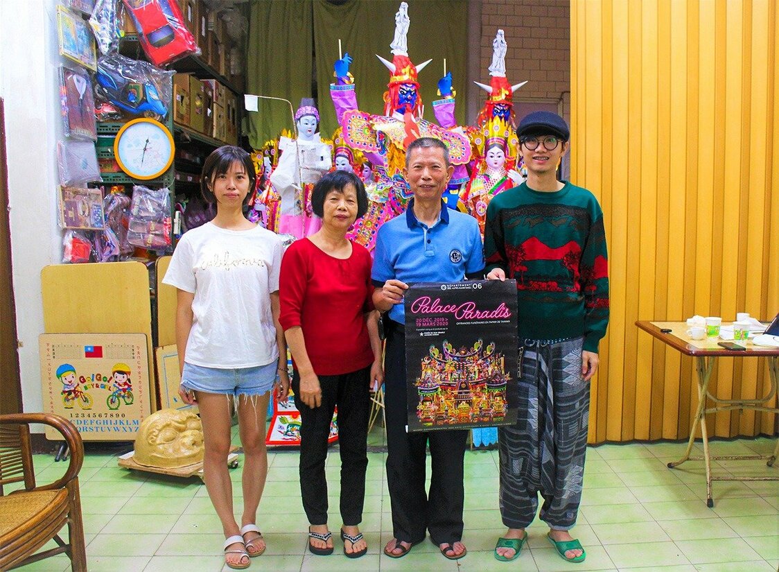 張徐沛さん一家。弟の徐展さんは紙工芸の技術を使ってストップモーションアニメを制作している（筆者撮影）