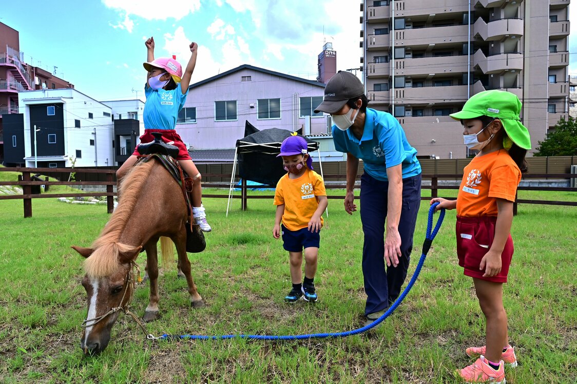 La veterana Kirara es ya una compañera de juegos familiar para los niños del jardín de infancia.