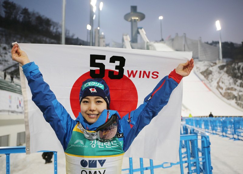 Takanashi Sara celebra su 53.ª victoria en un mundial de salto de esquí en Pyeongchang, Corea del Sur, el 16 de febrero de 2017. (© Jiji)
