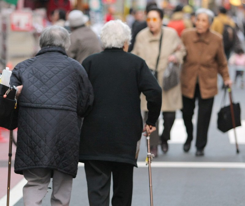 Tokyo's elderly flock to the senior-friendly shopping district of Sugamo. (© Jiji)