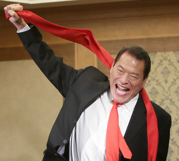 Antonio Inoki gives his trademark call in July 2014. (© Jiji)