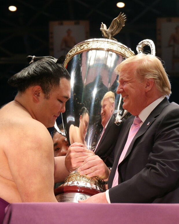 朝乃山関に米国大統領杯を手渡す米トランプ大統領（2019年5月、東京・両国国技館）（時事）