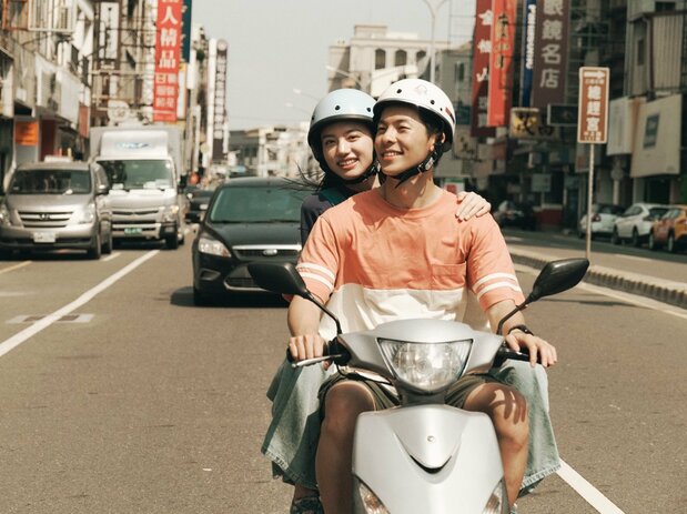 アミをバイクに乗せ、さっそうと街を走る18歳のジミー ©2024「青春18×2」Film Partners