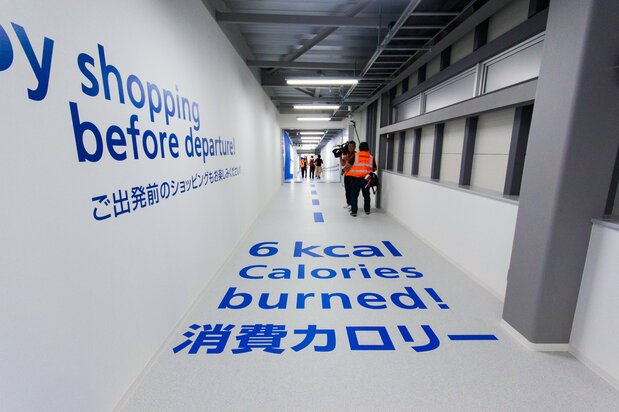 簡素ともいえる長い通路に、楽しませる工夫がちりばめられている