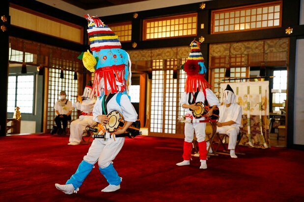 The 2020 Ōji Dengaku was held with no spectators in early August. Indeed, the shrine posted a notice saying it would be cancelled if even one spectator showed up. (© Haga Library)