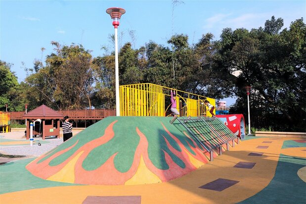 以火災與消防隊為意象設計的古鐘樓公園遊具(作者攝影)