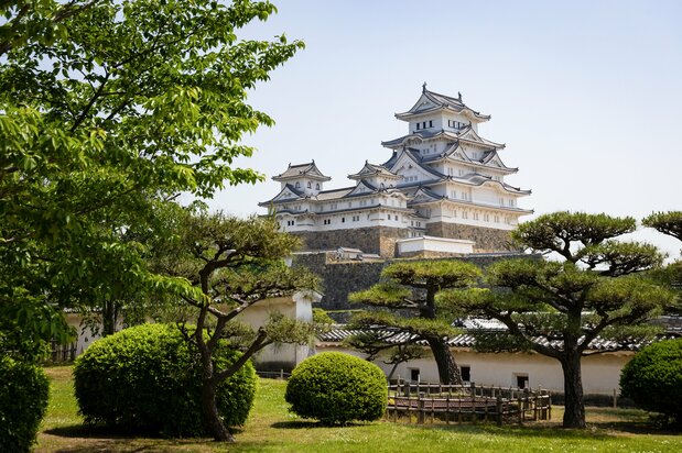 The main and smaller donjons soar above the Nishinomaru Gardens.