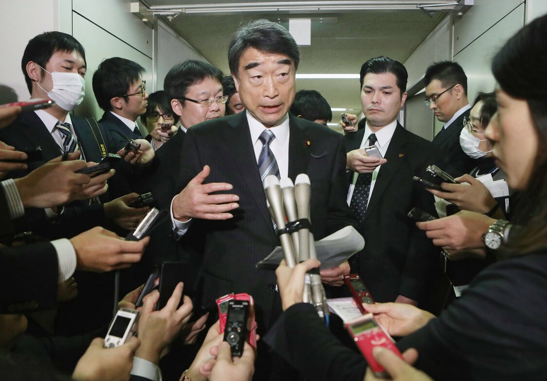 Minister of Health, Labor, and Welfare Nemoto Takumi (center) talks to the press after attending a special investigation panel in Tokyo on January 17, 2019. (© Jiji)