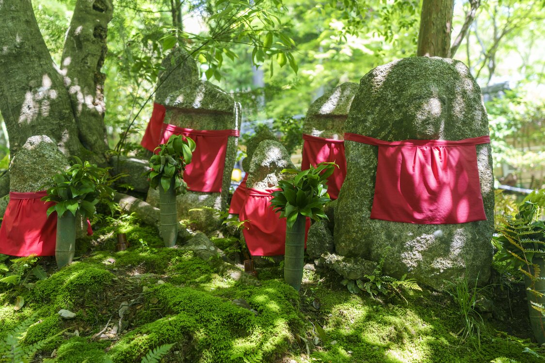 Des statues de jizô près du temple Giô-ji à Okusaga, Kyoto. (Pixta)