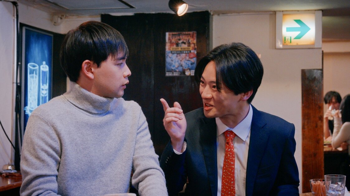 敦也（高橋里央／左）が友人と待ち合せたバーには偶然、知り合いの槇島（市原朋彦）がいた　©『結婚の報告』製作委員会