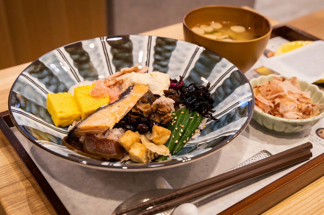 築地えりすぐりの食材が、口の中で絶妙のハーモニーを奏でる「18品のブッダボウル」