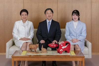 天皇、皇后両陛下と長女愛子さま（宮内庁ウェブサイトより）