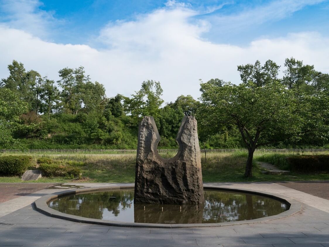 Le kofun Minegazuka s’étend derrière la fontaine du parc Minezuka.