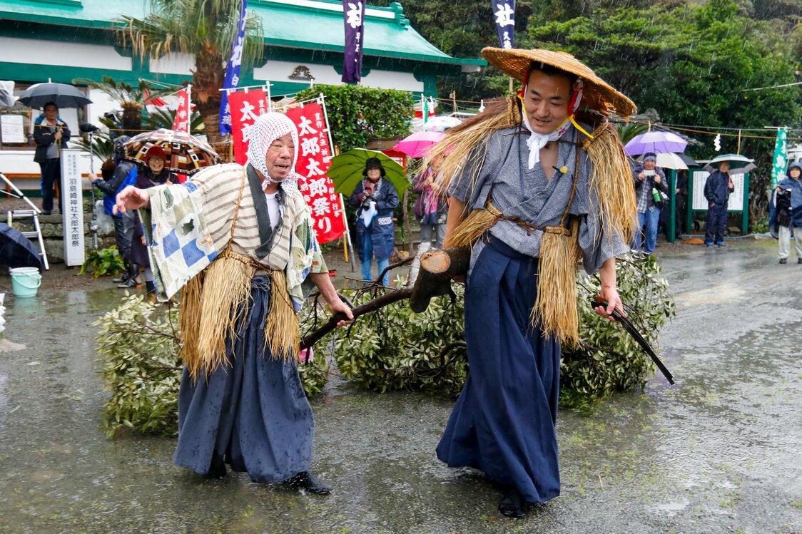 「田打ち」の主役・太郎（左）と父親。木の枝を農具に見立てている