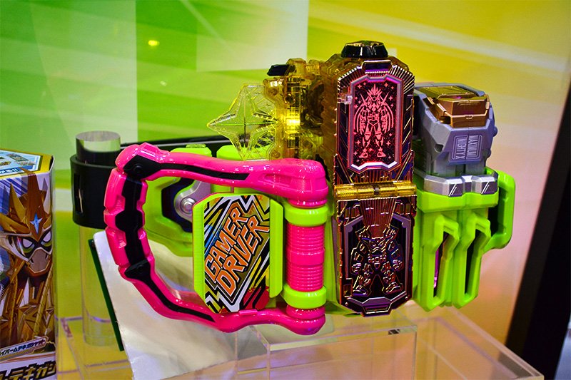 Henshin belt Gamer Driver de Bandai. Este cinturón de transformación de la serie Kamen Rider ha recibido el Premio al Mayor Número de Ventas del pasado año fiscal.