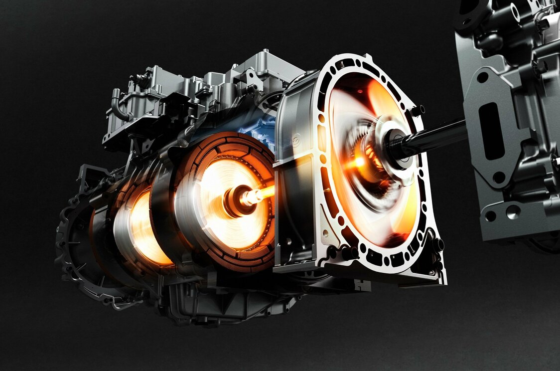 「MX−30 e−SKYACTIV R−EV」に搭載される電動駆動ユニット。もとよりコンパクトなロータリーエンジンの同一軸上にジェネレーターとモーターを配置し、省スペースなユニットとして仕上がっている　©MAZDA