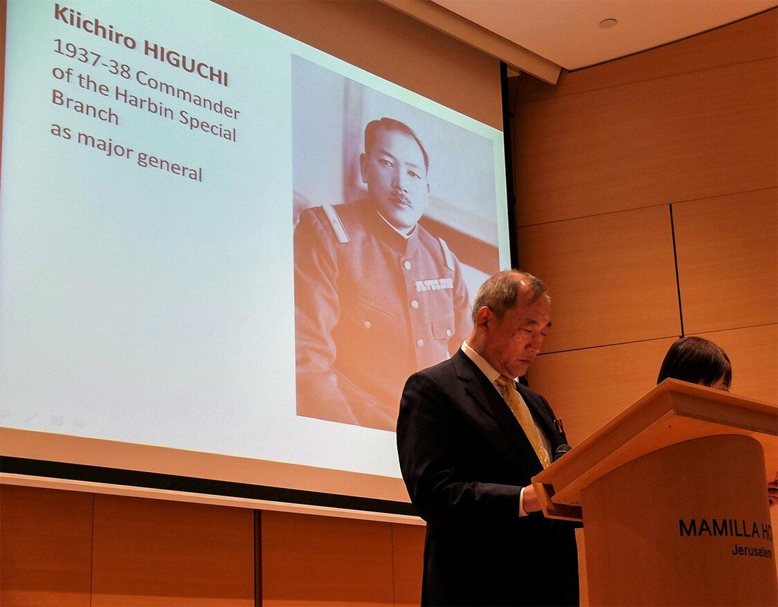 イスラエルで講演する樋口隆一・明治学院大学名誉教授（2018年6月、テルアビブ、樋口隆一氏提供）
