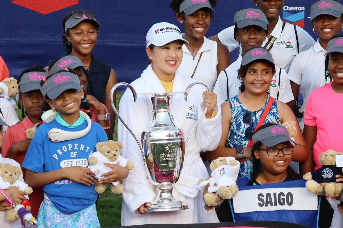 シェブロン選手権で優勝し、子どもたちと記念撮影する西郷真央（中央）＝2025年4月27日、米テキサス州ウッドランズ（時事）